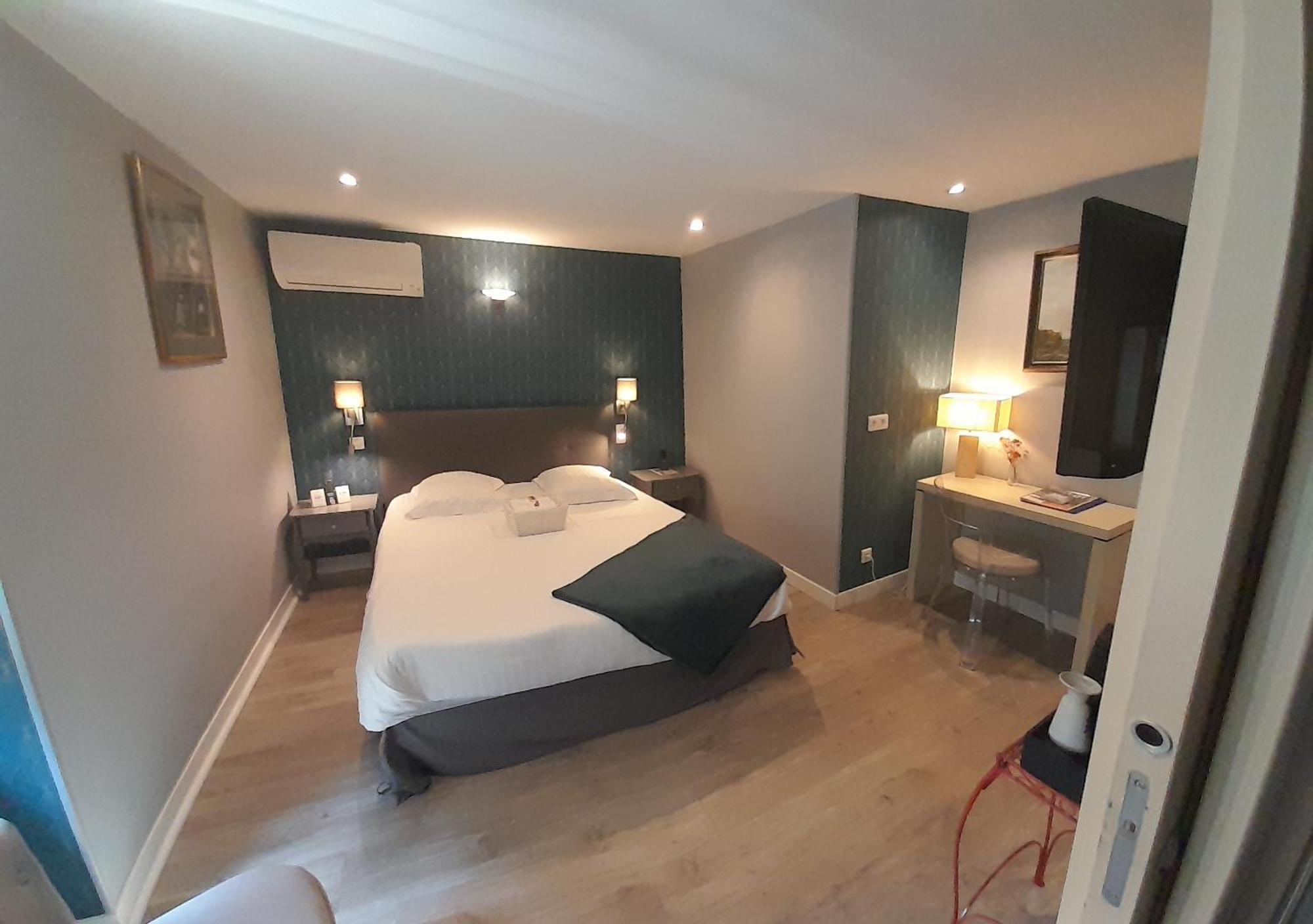 Logis Restaurant La Vieille Auberge, Art And Gallery Souillac