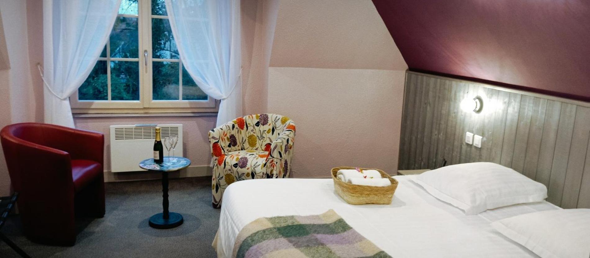 Logis Restaurant La Vieille Auberge, Art And Gallery
